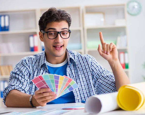 Joven diseñador trabajando en un nuevo proyecto y eligiendo colores —  Fotos de Stock