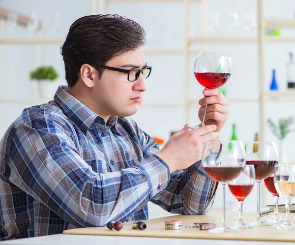 Profesionální sommelier ochutnávka červeného vína — Stock fotografie