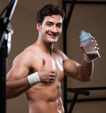Spor salonunda besin takviyesi olan bir adam.