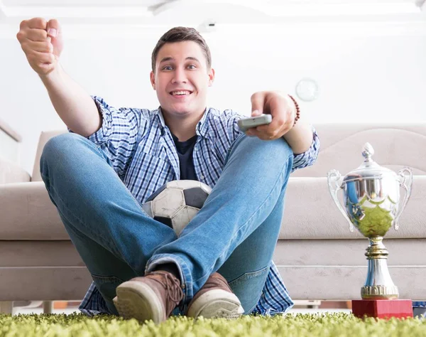 Молодий чоловік студент дивиться футбол вдома — стокове фото