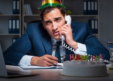 Adam ofiste doğum gününü kutluyor.