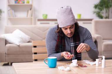 Genç adam evde acı çekiyor.