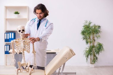 Deli doktor ölü hastayı muayene ediyor.