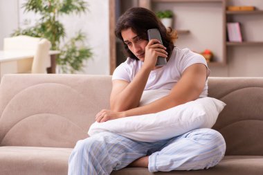 Evde uyuyakalan genç tembel adam