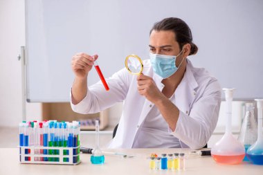 Laboratuvarda çalışan genç bir kimyager.