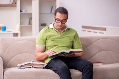 Evde sınava hazırlanan genç bir erkek öğrenci.