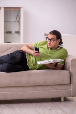 Evde sınava hazırlanan genç bir erkek öğrenci.