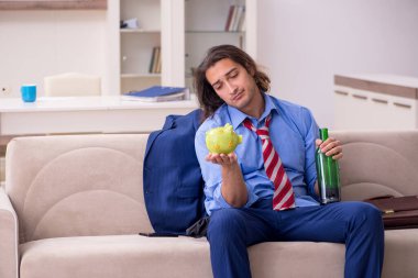 Genç bir erkek çalışanın işten çıkarılması