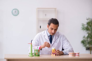 Genç erkek doktor stomatolojist klinikte çalışıyor.