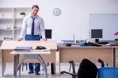 Genç bir erkek işçi aşırı işten memnun değil.