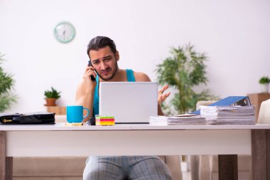 Salgın sırasında evden çalışan genç bir adam.