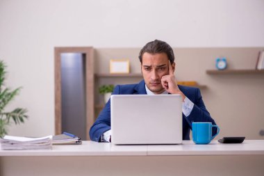 Salgın konsepti için evden çalışan genç erkek çalışanlar.