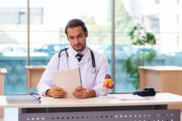 Ung manlig läkare kardiolog arbetar på kliniken — Stockfoto