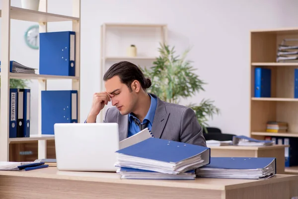 Jovem empresário empregado infeliz com excesso de trabalho no o — Fotografia de Stock