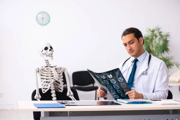 Junger Arzt Radiologe und Skelettpatient in der Klinik — Stockfoto