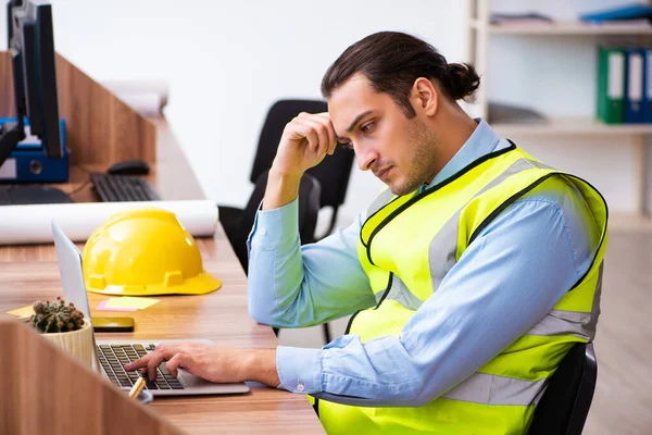 Junger männlicher Architekt arbeitet im Büro — Stockfoto