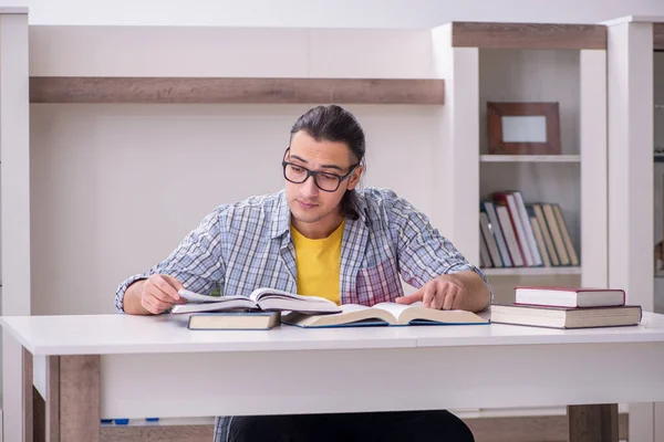 Jeune étudiant masculin se préparant à l'examen à la maison — Photo