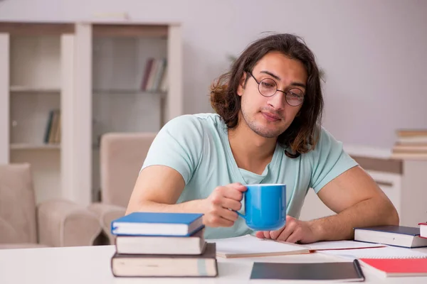 Joven estudiante masculino preparándose para los exámenes en casa — Foto de Stock