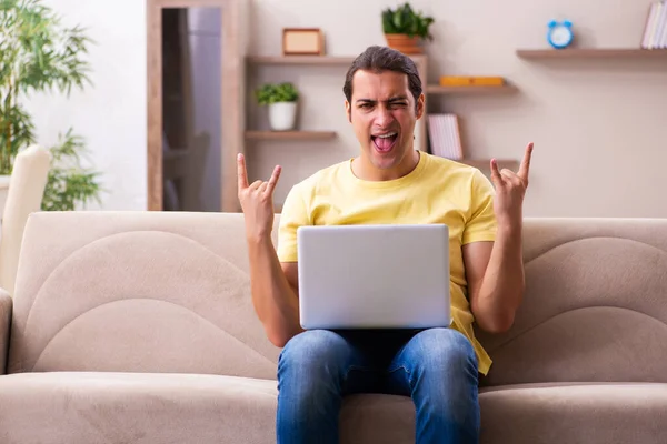 Joven estudiante freelancer en concepto de teletrabajo —  Fotos de Stock