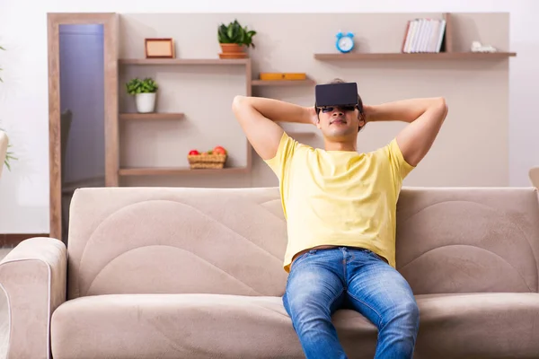 Fiatal férfi diák virtuális szemüveg otthon — Stock Fotó