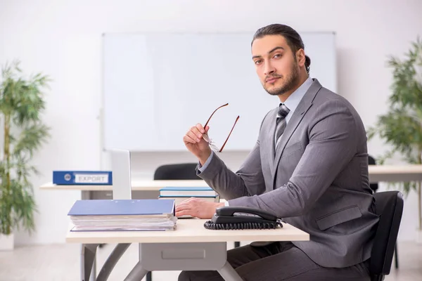 Joven empleado masculino que trabaja en la oficina — Foto de Stock