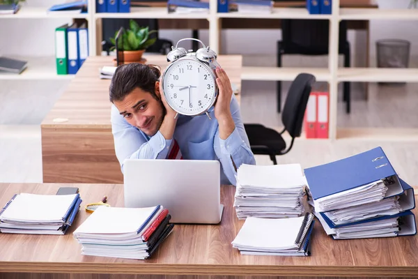 Giovane dipendente maschio infelice con il lavoro eccessivo nella gestione del tempo — Foto Stock