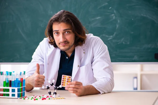 Junge männliche Wissenschaftler sitzen im Hörsaal — Stockfoto