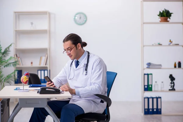 Jovem médico cardiologista trabalhando na clínica — Fotografia de Stock