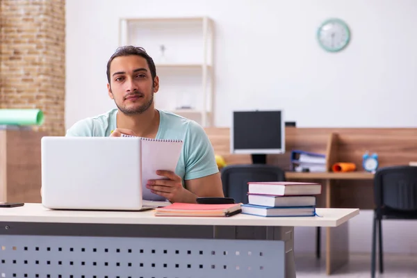 Joven estudiante masculino que se prepara para los exámenes en casa en tele-educación — Foto de Stock