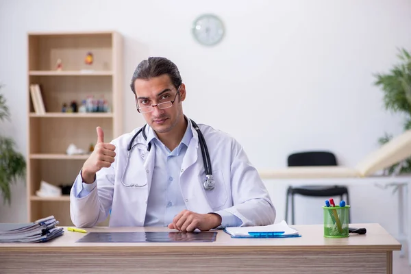 Jeune homme médecin travaillant à la clinique — Photo