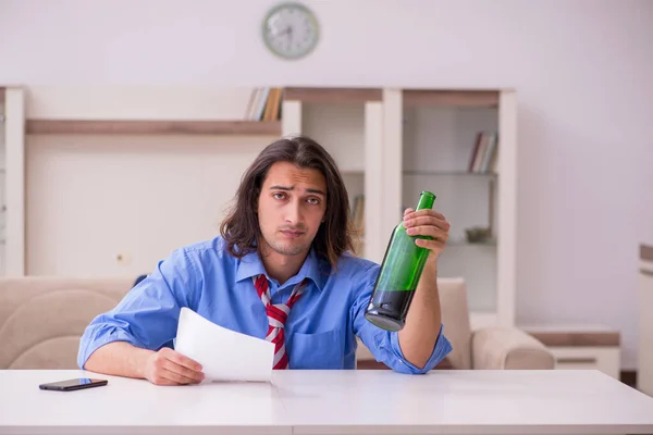 Jovem empregado masculino sendo demitido de seu trabalho em casa — Fotografia de Stock