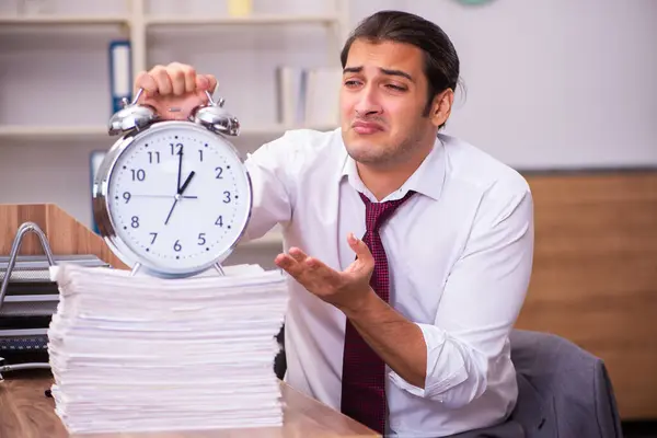 Stanco dipendente maschile nel concetto di gestione del tempo — Foto Stock