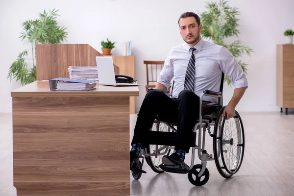 Joven trabajador discapacitado que sufre en el lugar de trabajo —  Fotos de Stock