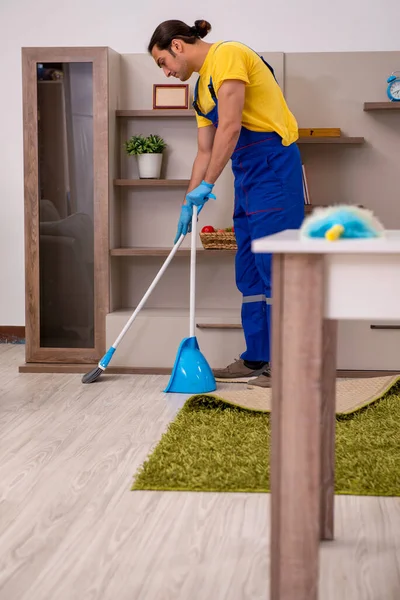 젊은 남자 건설업자 가집 청소를 하고 있다 — 스톡 사진