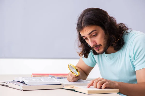 Jonge mannelijke student bereidt zich voor op examens die Loupe — Stockfoto