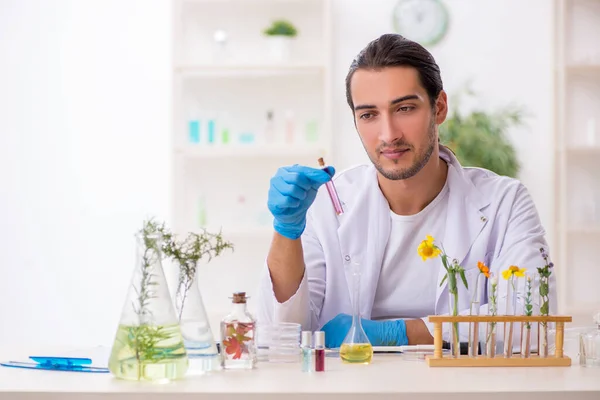 Jovem químico masculino no conceito de síntese de perfume — Fotografia de Stock