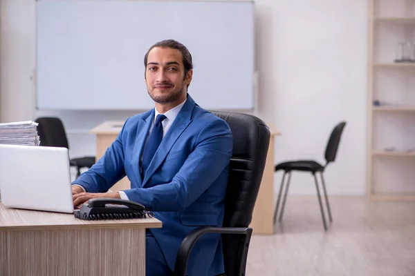 Genç bir erkek çalışan ve ofiste çok fazla iş var. — Stok fotoğraf