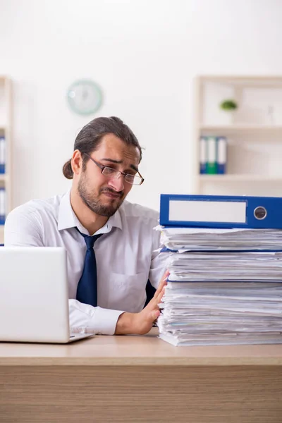 Ung affärsman missnöjd med överdrivet arbete på kontoret — Stockfoto