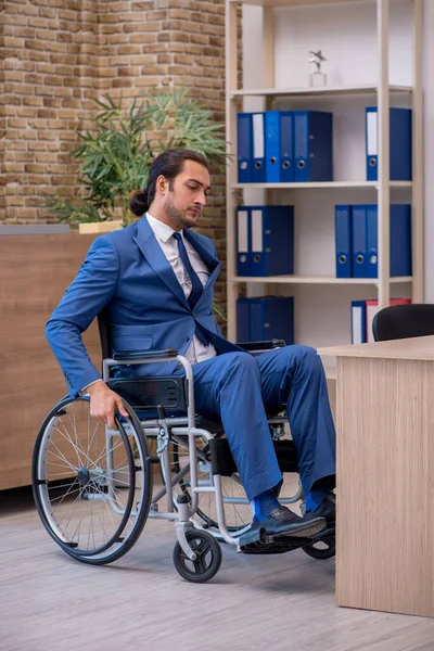 직장에서 바퀴 - 의자에 앉아 일하는 젊은 남자 직원 — 스톡 사진