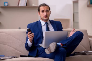 Salgın konsepti için evden çalışan genç erkek çalışanlar.