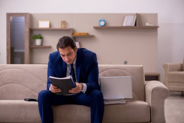 Salgın konsepti için evden çalışan genç erkek çalışanlar.