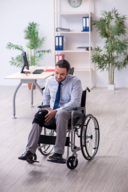 Ofiste çalışan genç bacağı yaralı bir çalışan.