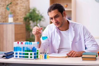 Laboratuvarda çalışan genç bir kimyager.