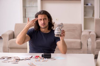 Evde acı çeken genç hasta adam.