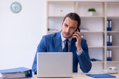 İş yerinde çalışan genç bir erkek.