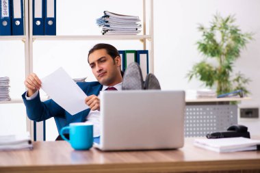 Ofiste çalışan genç bir erkek.