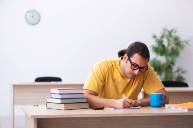 Sınav hazırlıkları sırasında not alan genç bir öğrenci.