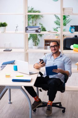 Ofiste çalışan genç bir erkek.