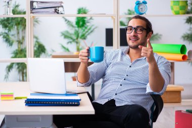 Ofiste çalışan genç bir erkek.