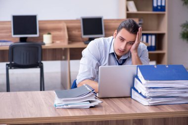 Genç bir erkek işçi aşırı işten memnun değil.